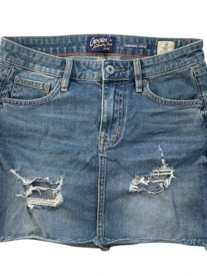 Mini jeanskjol från Crocker  - Blå Crocker mini jeanskjol med slitningar/hål 💙Midjemått: 71 cm + stretch. Längd: 36 cm. Jag brukar ha strl S i byxor/kjolar för referens! 