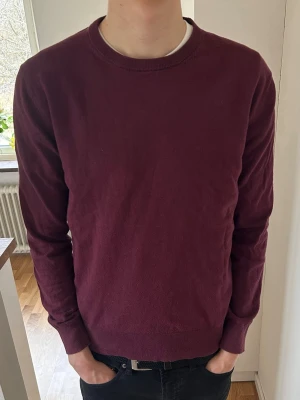 Stickad Tröja från Ellos - Säljer en vinröd stickad tröja från Ellos Collection i nytt skick. Inte använd så mycket (ca 5 gånger) eftersom den blev för liten efter första tvätten. Nypris 349 kr på Ellos. Jag är 188 cm och väger 72 kg för den som vill jämföra :)