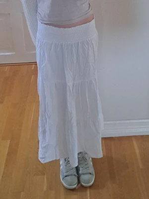 Vit volangkjol - Jättefin vit kjol från lager 157, jag säljer den för att den tyvärr blivit för liten. Den är i barnstorlek 160 men jag skulle säga att den absolut passar XXS och XS. Jag har använt den mycket men det finns inga synliga defekter.
