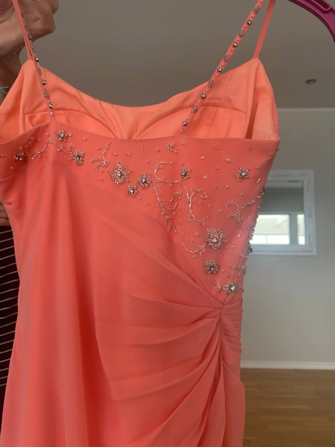 Lång korallfärgad klänning med pärlor - 2
