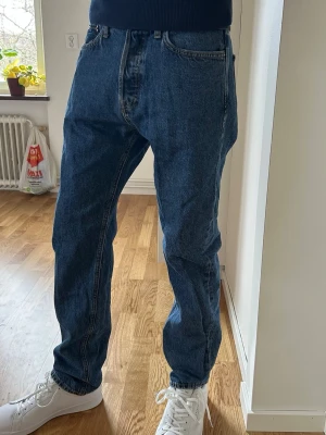 Jeans från Jack & Jones - Säljer dessa Jack & Jones Chris jeans med rak passform i färgen mörkblå. Jeansen har klassisk design med fem fickor och knappgylf. Ordinarie pris: 599 kr. Har använts ungefär 10 gånger.