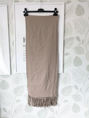 Stor Halsduk Lager 157 - - Stor mysig halsduk som kan användas över axlarna också..  - Den är väldigt len och mjuk i tyg och inget klimatetial.  - Oanvänt.  - Jag kan ha missat någon miniskavank men jag har försökt att granska så gott det går