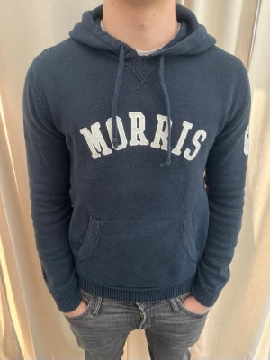 Marinblå hoodie från Morris - Riktigt snygg stickad hoodie från Morris. Strl S, personen på bilden är 184 cm lång. Skicka gärna prisförslag. Kika in min profil för mer schyssta plagg 