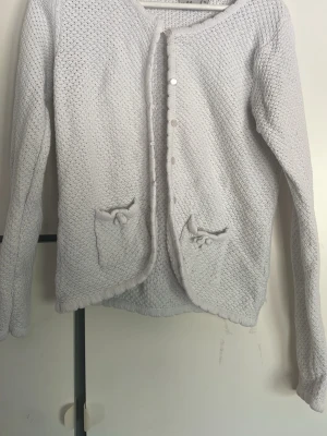  kofta från Isolde - Söt l kofta från Isolde med knappar framtill och två små fickor med rosetter. Storlek M men skulle säga att de är mer som en S!!!