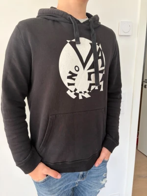 Valentino hoodie - Tja! Nu säljes denna otroligt feta och sällsynta valentino hoodie till bra pris! Tveka inte på att höra av er med frågor och liknade!