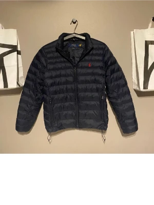 Jacka från Polo Ralph Lauren - Tja, säjer min jacka då den inte kommer till användning. Endast använd ett fåtal gånger så hål eller defekter finns inte. Jag köpte den i höstas för 4000 på deras egna hemsida hör av er vid intresse. Pris kan diskutera 