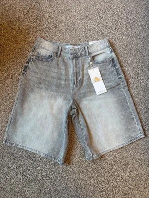 Grå shorts - ett par gråa shorts som är lite längre från New Yorker som jag aldrig använt och till och med inte tagit bort lappen på. Säljer nu för att de tyvärr blivit för små och kan därför inte använda🫶🏻