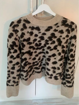 leopard tröja - så snygg från hm har ingen lapp men passar xs/s. lite noppig men går o ta bort med en noppbortagare. 😊