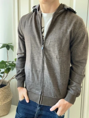 Massimo Dutti cardigan  - Massimo Dutti cardigan, Inga defekter! Modellen i bilderna är 180 cm 75 kg och bär Storlek M , Kom med frågor! 🌟 (Kan gå ned i pris vid köp av paket 😉) 