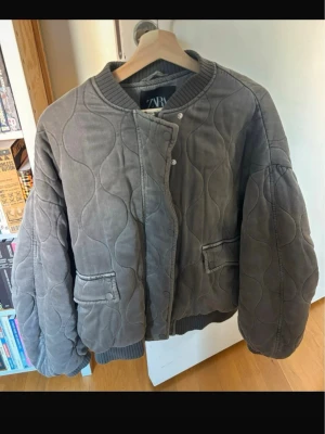 Quiltad Zara jacka  - Grå Zara jacka har en defekt på insidan men inget som syns 