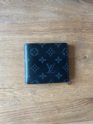 Stilig och snygg svart plånbok  - Säljer en stilig och svart plånbok perfekt till vardagen 