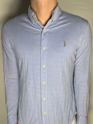 Ralph Laurent skjorta  - Säljer en riktigt snygg och trendig Ralph Lauren skjorta i fint skick, storlek M, vid frågor är det bara att skriva //Gramenti