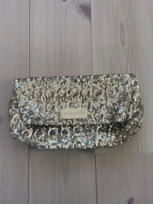 Paljettkuvertväska från Victoria Secret - Köpte inför min studentbal förra året men använde aldrig.