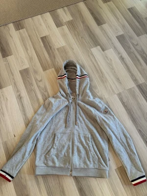 Moncler zip hoodie  - Säljer min Moncler zip. Storlek L