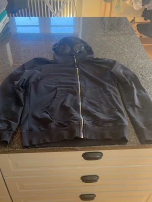 CP company hoodie - Tjena, säljer min svarta cp company hoodie❗️Size M. Priset är ej hugget i sten 😁 För funderingar och mer så skicka bara ett meddelande!