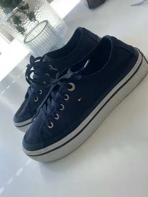  Tommy Hilfiger skor - Marinblå skor från Tommy Hilfiger. Klassisk låg modell.  Har haft i skåp mest dels av tiden använts 4-5 gånger under flertal år. 
