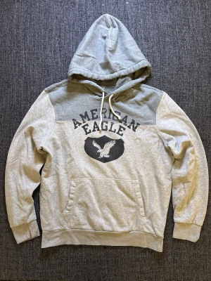 American Eagle hoodie ~ vintage - Säljer en fet American eagle tröja i grå färg | st M | passar perfekt nu till våren/sommaren | kan även gå ner lite i pris vid snabb affär 😊🤝