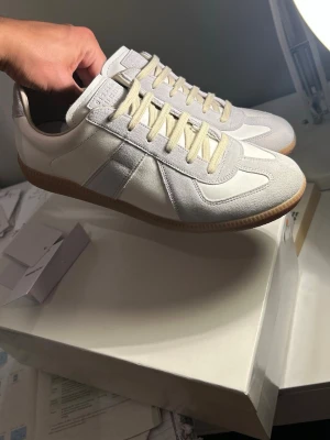 Maison Margiela skor - Säljer mina sprillans nya Maison margiela gats. Fick dom i present för ett tag sen men har ett par blåa och behöver pengar inför sommarn. Skicket är 10/10 hör av dig vid frågor!!😇