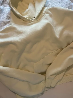 Ljusgul hoodie med ficka - Jag säljer en gul och mysig hoodie från lager157! Perfekt för sena sommarkvällar och perfekt sommar färg! 💛🥰 