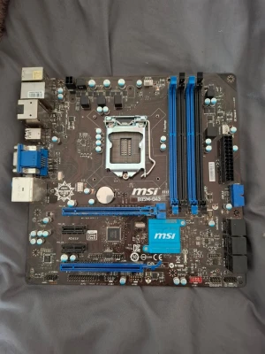 MSI B85M-G43 Motherboard - Säljer mitt gamla moderkort. Bra skick men fattas 3 utav 8 skruvar men funkar precis lika bra att installera uran problem.  Medföjer en SATA kabel till hårddisk