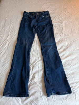 Mörkblå bootcut jeans från pepe jeans - Köpte dessa lågmidjade bootcut jeans från pepe jeans i london men har inte använt de sen jag var där!💕 Storleken är oklar men den passar nog både S och XS