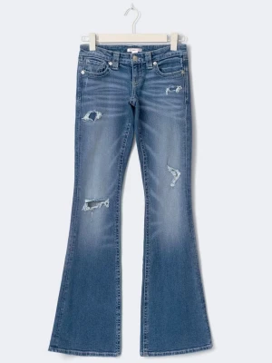 Blå bootcut jeans med slitningar - Säljer ett par blå bootcut jeans med slitna detaljer och broderade bakfickor. Jeansen har en klassisk femficksmodell och är tillverkade i stretchigt denimtyg för skön passform. Perfekta för dig som gillar en avslappnad och trendig look.