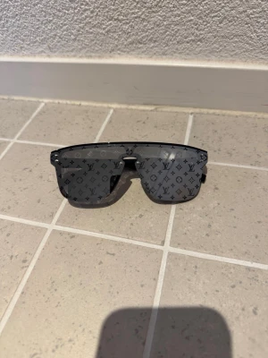 Svarta solglasögon  - Snygga solglasögon med märken framför. Dom passar perfe till sommaren så passa på och köp nu. Ingen box följer med 