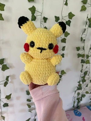 Virkad Pikachu  - Handvirkat i mjukt polyester garn perfekt som gosedjur eller present!