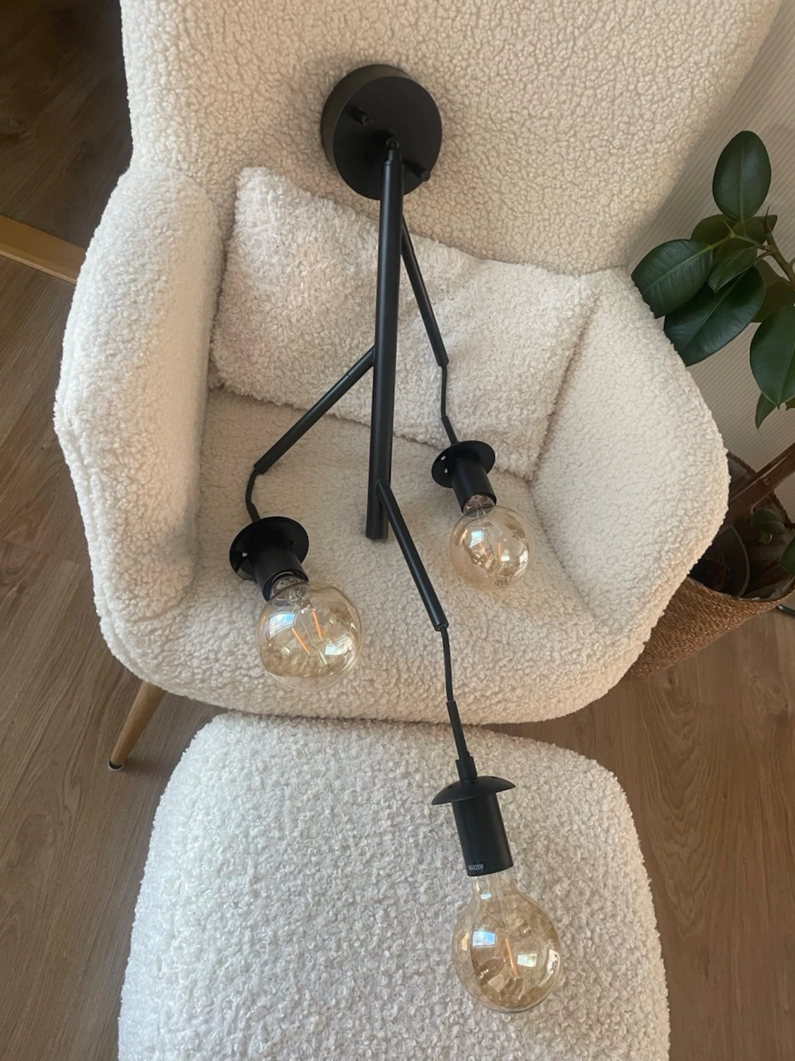 Modern svart taklampa med tre armar