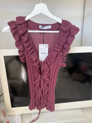 Zara topp - Vinröd topp med lila/rosa inslag från Zara storlek S helt oanvänd med prislapp kvar🫶