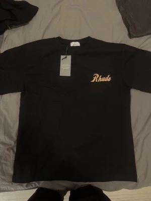 Svart Rhude t-shirt med tryck - Passar M också 