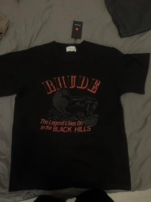 Svart t-shirt från Rhude med tryck - Passar M också 