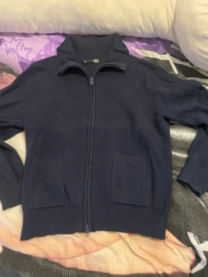 Mörkblå stickad ziptröja från Dazy - Säljer denna mörkblåa stickade tröja från Dazy(SHEIN) med dragkedja framtill, hög krage och två stora fickor. Säljer för att använder den inte längre. Skriv om du undrar nåt!