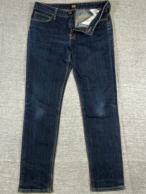 Lee Mid Low Rise “Scarlett” slim fit dark blue W30 L31 - Mid/low rise with a clean narrow leg, super flattering fit. Soft stretch so they sit nice but still feel like real denim. Perfect everyday pair for spring/summer.  Waist 39 cm, length 70.5 cm, rise 22.5 cm, thigh 25 cm, knee 19 cm, leg opening 14.5 cm. measure your fav jeans the same way to compare fit.  Used condition with light natural fading, no major flaws.