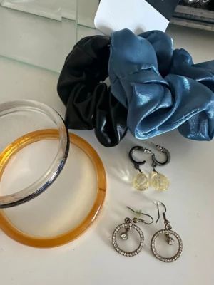 Smycken & scrunchies - Allt detta för 60 kronor. 💓💓