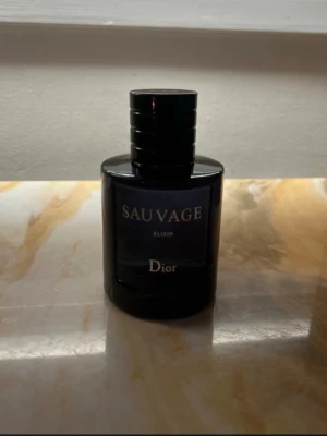 Dior Sauvage Elixir parfym - Dior Sauvage Elixir, best fragrance iv'e ever smelt in my life, a intense compliment getter fragrance, whenever i go out with this fragrance i get at least 2-3 compliments. 10/10 🤩