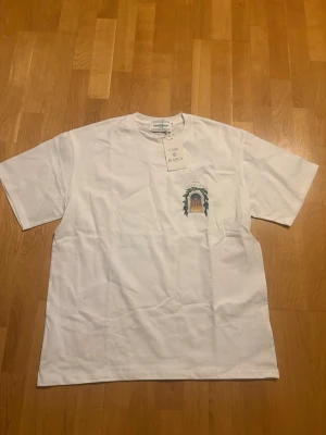 Casablanca Tröja  - Säljer nu min oanvända vita Casablanca tröja då den inte kommer till användning. Tags medföljer. Storleken är XL men passar även L. Pris kan diskuteras vid snabb affär.