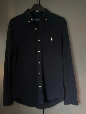 Ralph lauren featherweight mesh skjorta  - Blå Ralph lauren featherweight mesh skjorta köpt på NK i Göteborg. Storlek S. Riktigt najs till sommaren! 