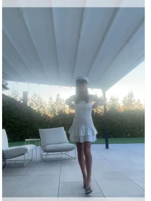 Vit axelbandslös volangklänning - Snygg vit axelbandslös kortklänning med volangdetaljer nedtill. Klänningen har en figurnära passform och är tillverkad i ett glansigt material som ger en lyxig känsla. Perfekt för student eller sommarens alla tillfällen. Prislapp på. Säljer eftersom den var för liten❤️ säljs inte längre men köpt på hello Molly. Köptes för 1300 ink frakt och tull. Pris kan diskuteras vid snabbt köp