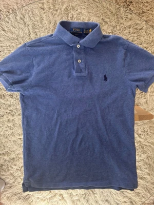 Ralph Lauren Piké - 9/10 skick | Killen på sista bilden är 181cm, 72kg | Pris: 399kr | Hör av dig vid funderingar!