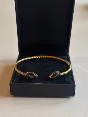 Hjärta armband - Armbandet  är aldrig använd och 100 % rost- och nickelfri. Den är justerbar och passar därför alla! Hör gärna av dig om du har några frågor ☺️