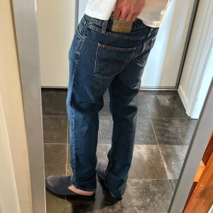 Mörkblå Nudie Jeans - Modell: Gritty Jackson Storlek: W31 L34. Super skick 