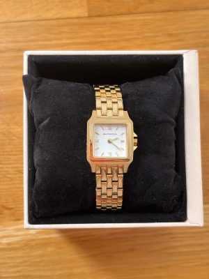 Guldklocka Muli collection - Jättefin och helt ny klocka från Muli som jag aldrig har använt då jag tyvärr ligger mitt emellan två storlekar när man justerar den. Alla delar som kom med klockan som länkar osv följer med! Nypris var 1799kr, mitt pris är 1000kr