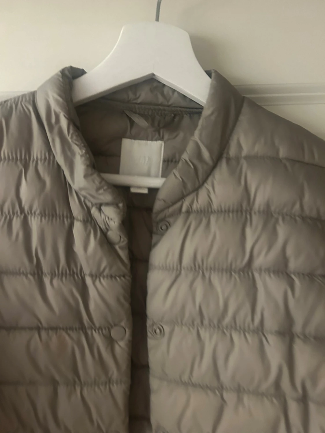 Beige dunjacka med knappar