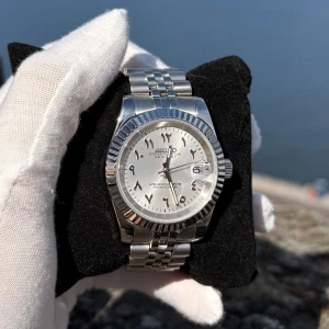SEIKO MOD - White Arabic Dial (Datejust) - Självbyggd SEIKO MOD klocka med vit tavla och arabiska siffror.
