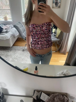 Tubtop - Säljer en glittrig tubtopp!