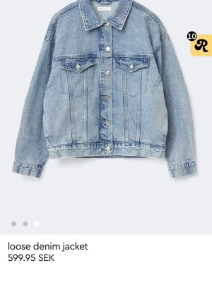 Ljusblå loose fit jeansjacka - Säljer en ljusblå oversized jeansjacka med klassisk krage, silverfärgade knappar och två bröstfickor med lock från Gina!! Superfin men kommer tyvärr inte till användning, använt några gånger❤️