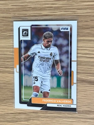 Federico Valverde fotbollskort Real Madrid - Säljer ett samlarkort från Panini Donruss Optic med Federico Valverde i Real Madrids vita matchställ. Kortet har färgstark design med klubbens logga och spelarens namn tryckt på framsidan. Perfekt för dig som gillar fotboll och samlar på sportkort.