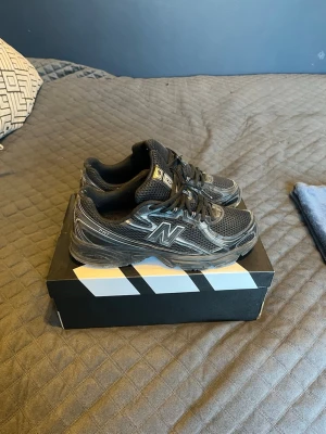 Svarta New Balance 740 sneakers - Svart nb skor, ganska använda. Har tyvärr hål i hälen man kan lätt fixas med täck bitar 