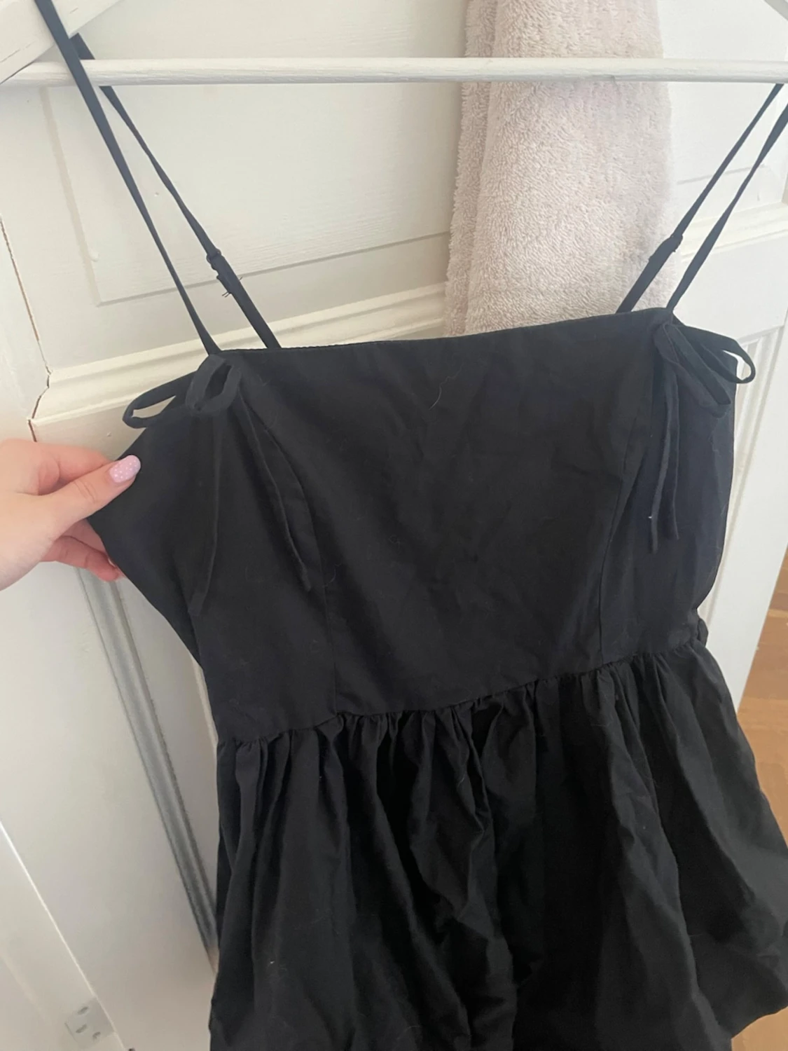 Svart kort klänning med tunna band - 1